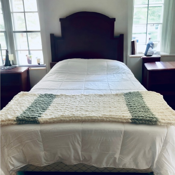 Handmade chunky knit blanket - Picture 3 of 5